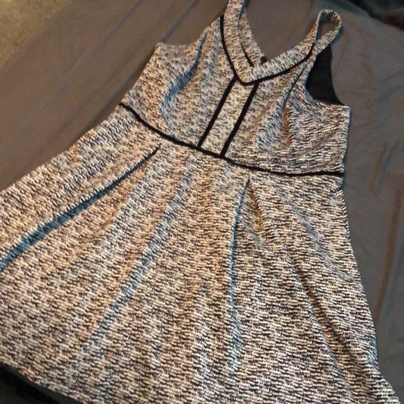 Super flattering dress - Picture 2 of 4